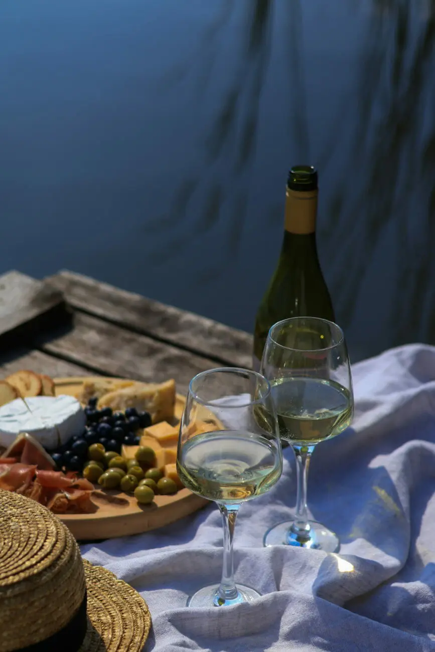Pique-nique chic avec vin blanc frais, plateau de fromages et charcuterie, une idée vins-mariages.net pour le lendemain de mariage.
