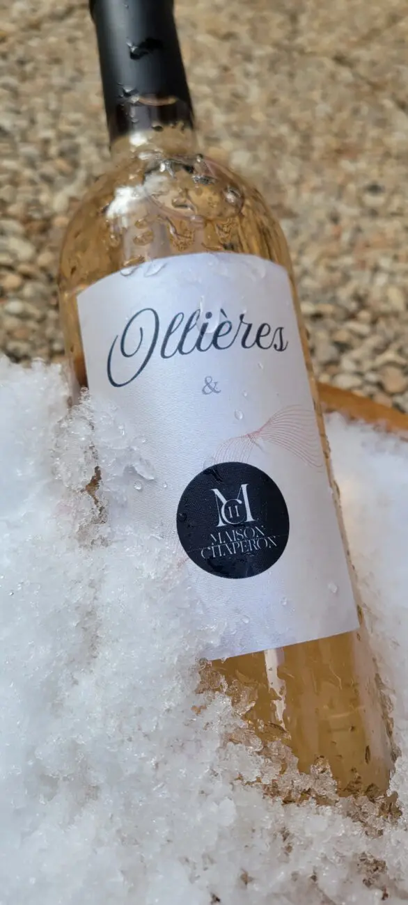 Bouteille de vin rosé issue de la collaboration entre Château Ollières et Maison Chaperon, rafraîchie dans la glace, une exclusivité vins-mariages.net.