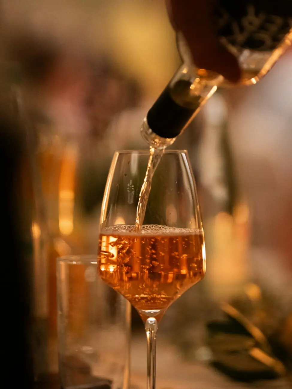 Service d'un verre de vin rosé frais lors d'un dîner de mariage, expertise vins-mariages.net pour le choix des boissons.