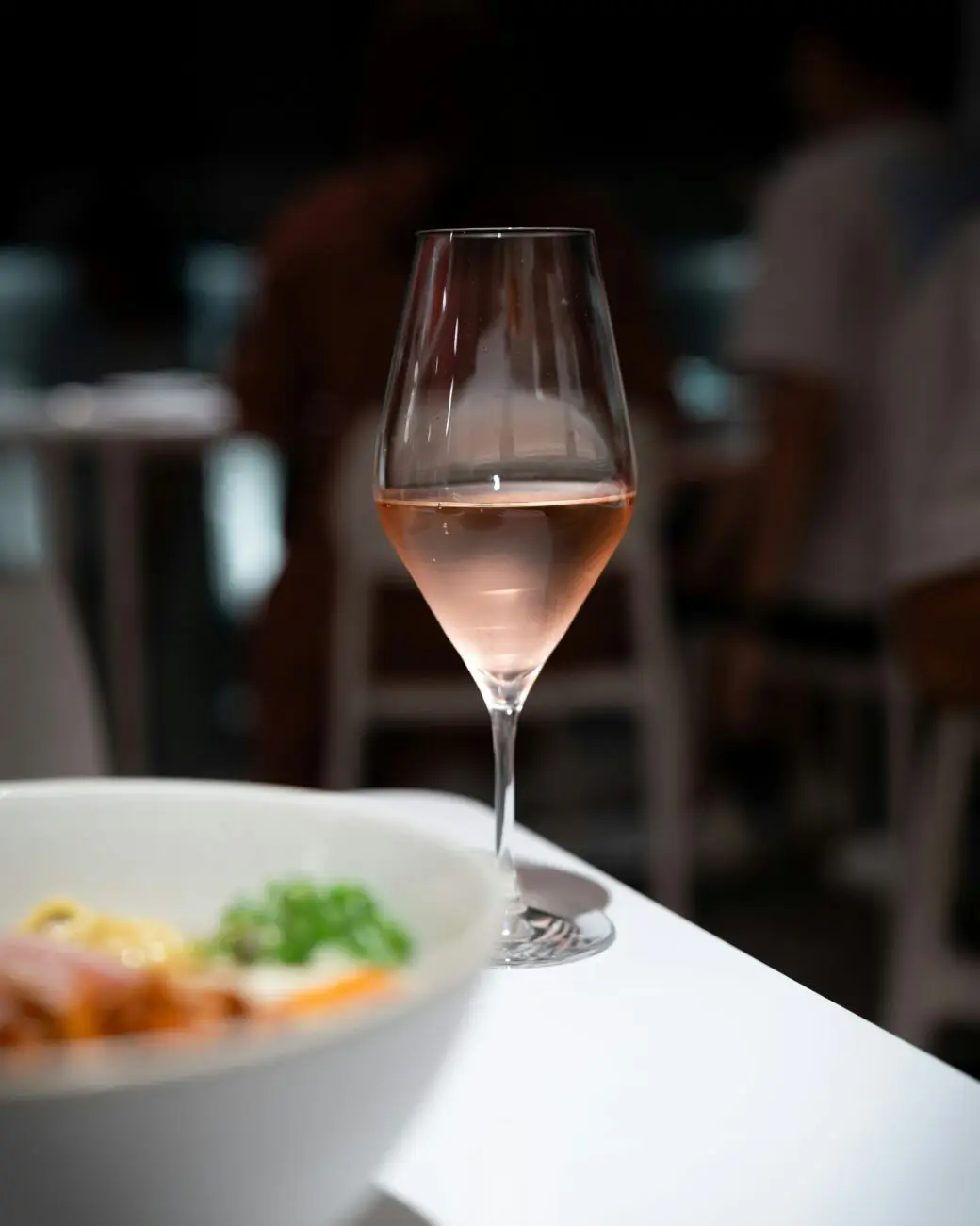 Accord mets et vin rosé lors d'un repas de mariage moderne, une recommandation gastronomique vins-mariages.net.