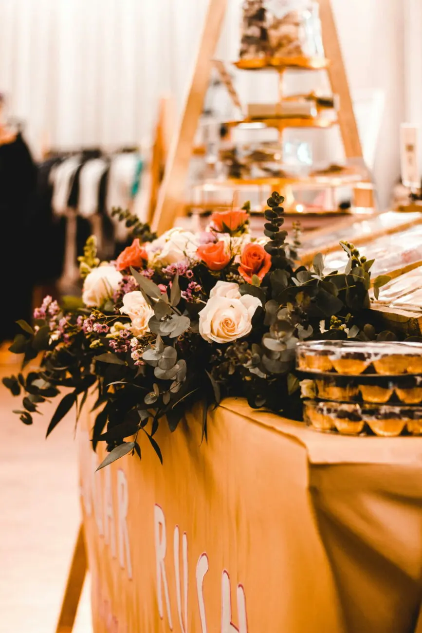 Grand buffet de brunch de mariage en extérieur avec charcuterie, fromages, fruits frais et viennoiseries, suggérant les accords vins de vins-mariages.net.