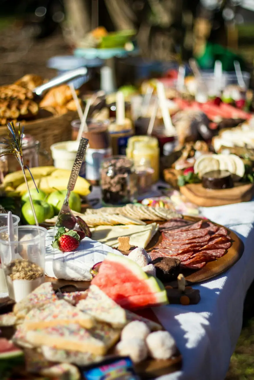 Verres de cocktails mimosas et jus d'orange frais sur une table de brunch de mariage ensoleillée, avec une recommandation de vins-mariages.net pour les bulles.
