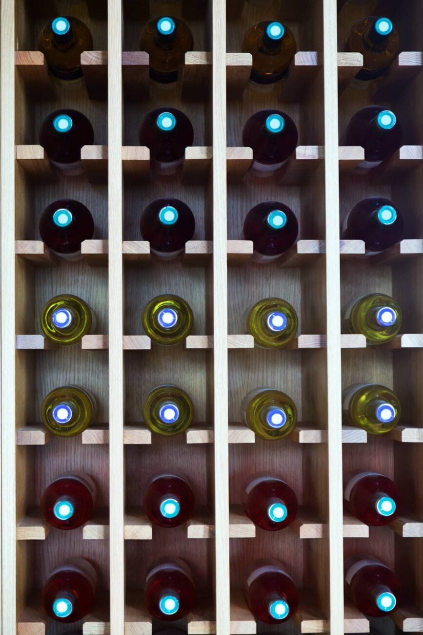 Vue de face d'un casier à bouteilles en bois clair montrant la conservation optimale du vin à l'horizontale dans une cave.