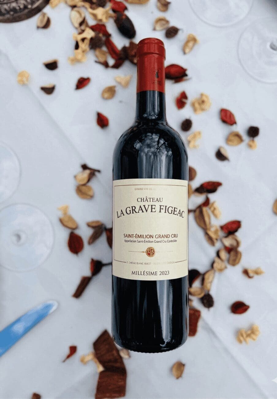 Bouteille de vin rouge Château La Grave Figeac Saint-Émilion Grand Cru 2023 sur une table de mariage.