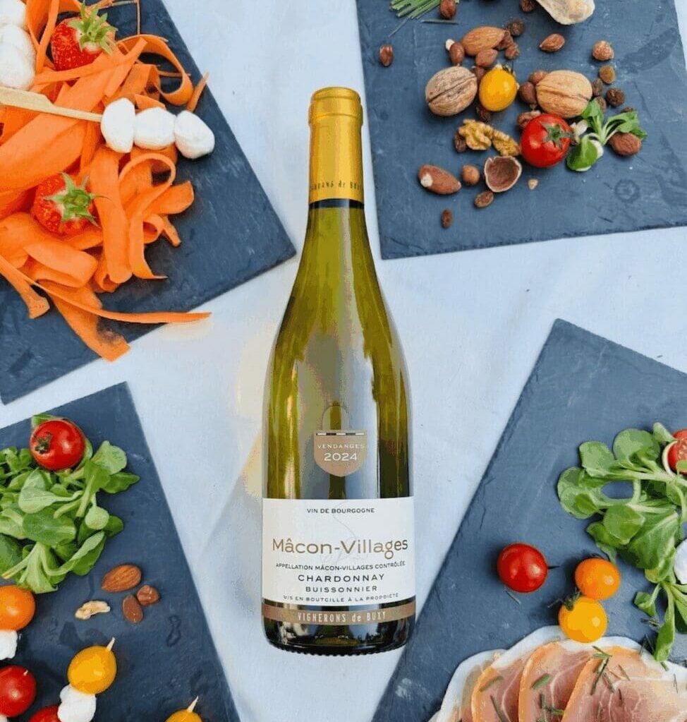 Bouteille de vin blanc Mâcon-Villages 2024 Chardonnay Buissonnier des Vignerons de Buxy entourée de planches apéritives de mariage.