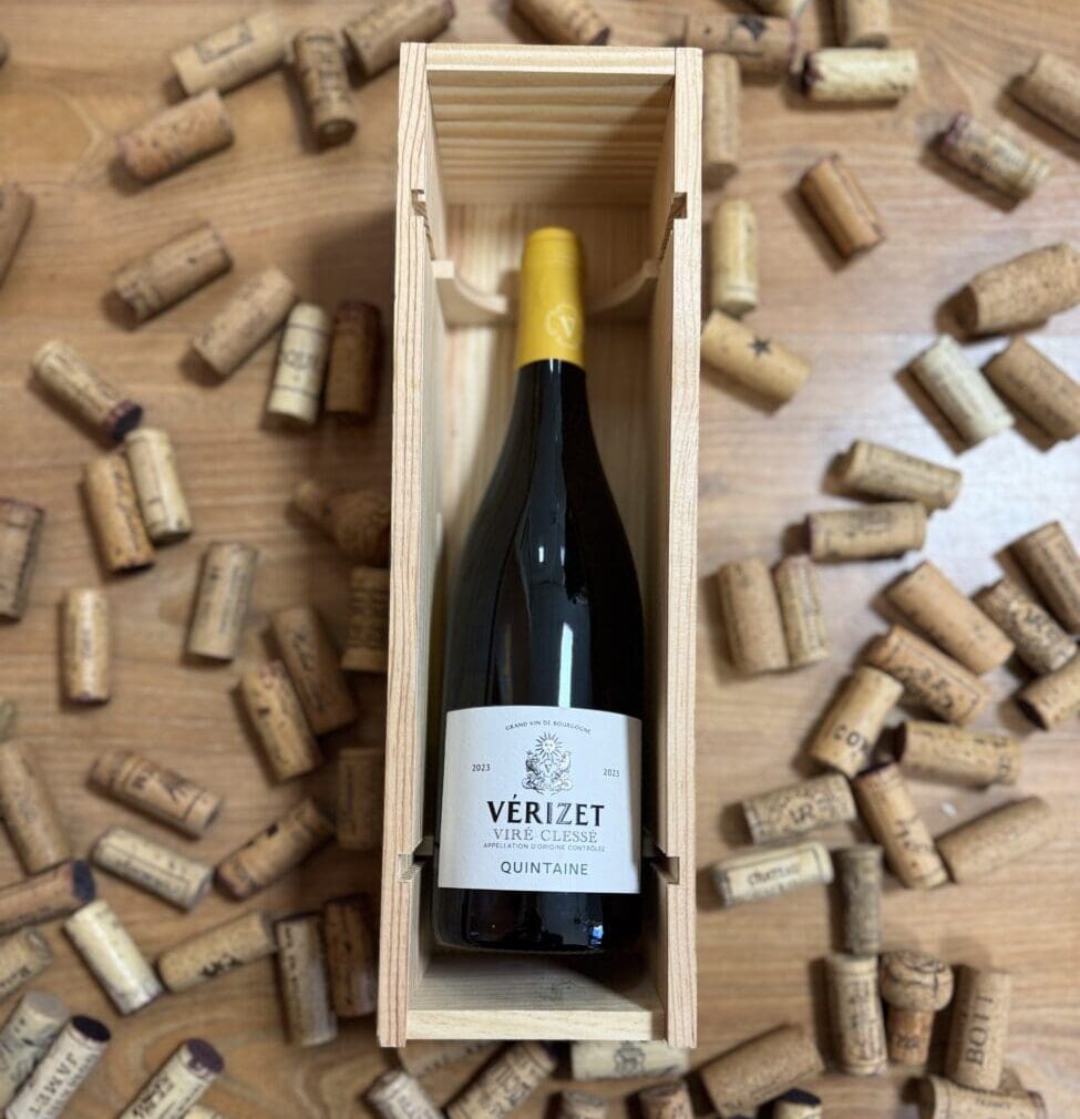 Bouteille de vin blanc Viré-Clessé Quintaine 2023 Domaine Vérizet dans un coffret bois avec bouchons de liège.
