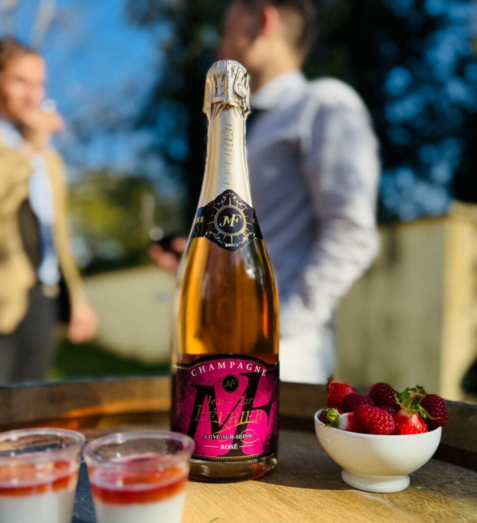 Bouteille de champagne Brut Rosé Jean-Marie Février sur une table de fête lors d'une réception de mariage.