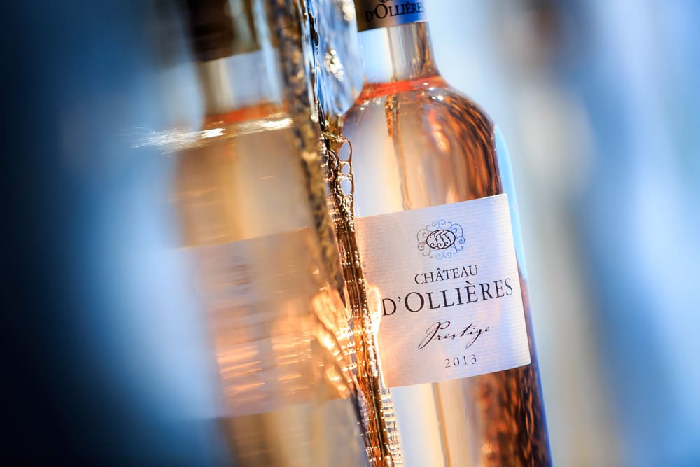 Gros plan sur l'étiquette d'une bouteille de vin rosé Château d'Ollières Prestige, montrant le blason et les détails du millésime.