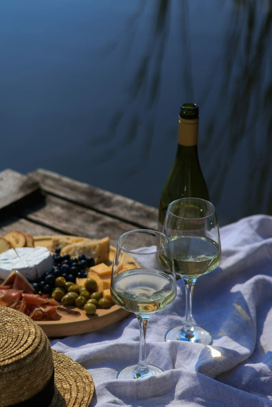 Pique-nique chic avec vin blanc frais, plateau de fromages et charcuterie, une idée vins-mariages.net pour le lendemain de mariage.
