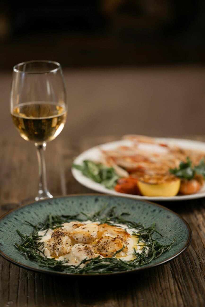 Accord mets et vins de mariage : noix de Saint-Jacques poêlées et verre de vin blanc sec par vins-mariages.net