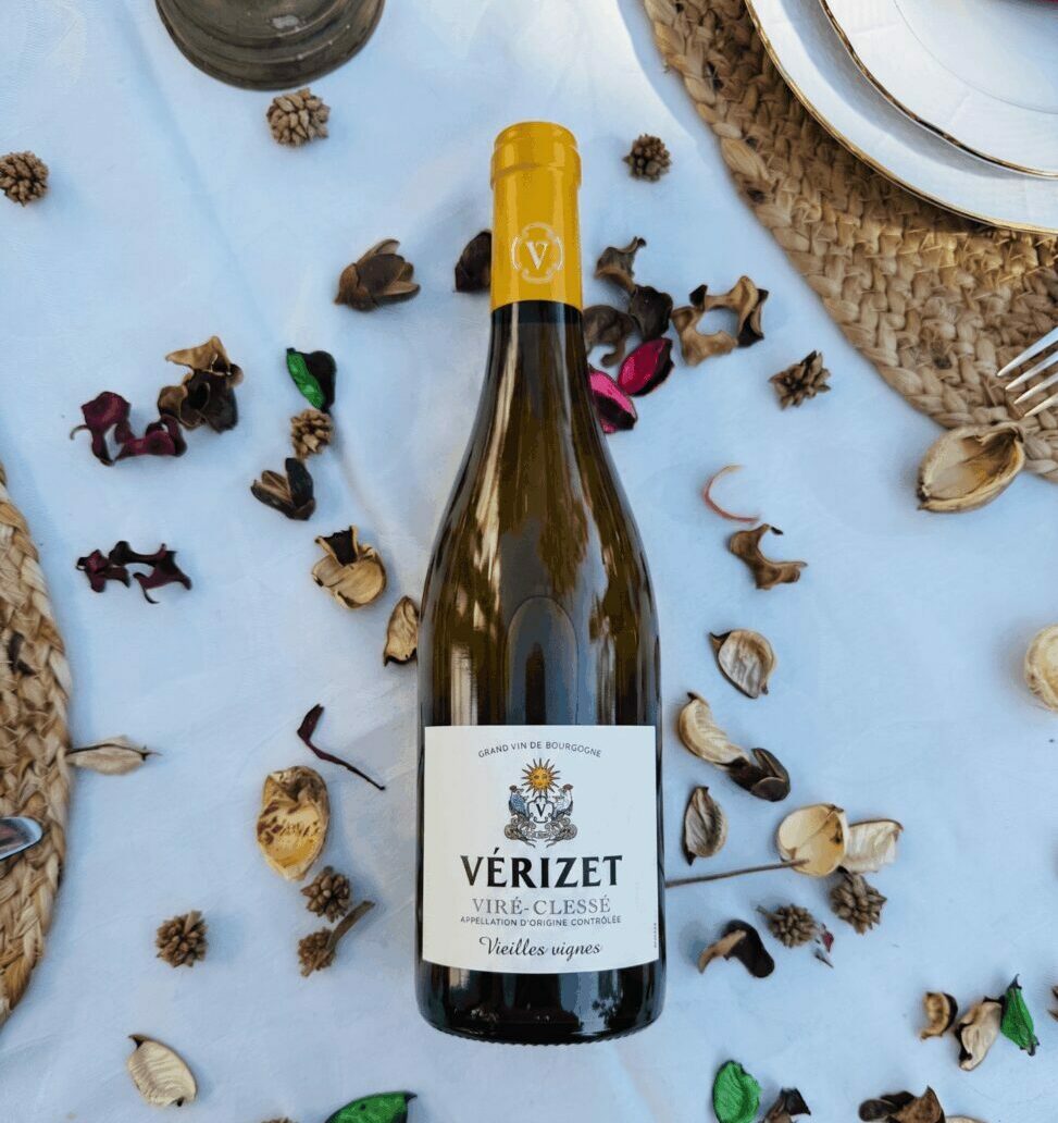 Bouteille de vin blanc Bourgogne Vérizet Viré-Clessé Vieilles Vignes 2024 sur une table de mariage, sélection vins-mariages.net.