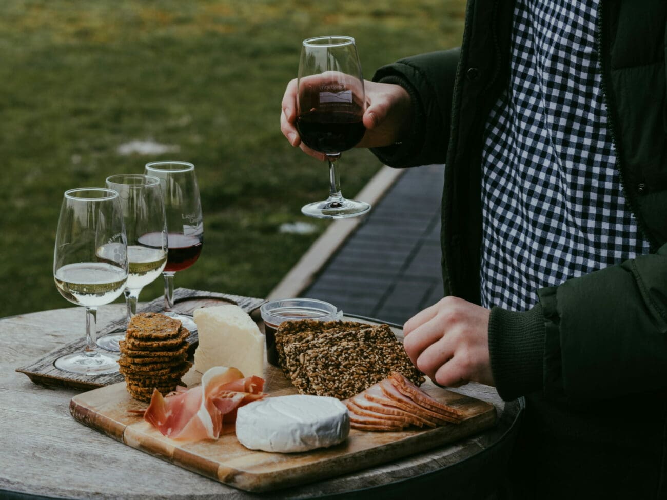 Planche de charcuterie et fromages fins avec dégustation de vins rouges et blancs pour cocktail de mariage par vins-mariages.net