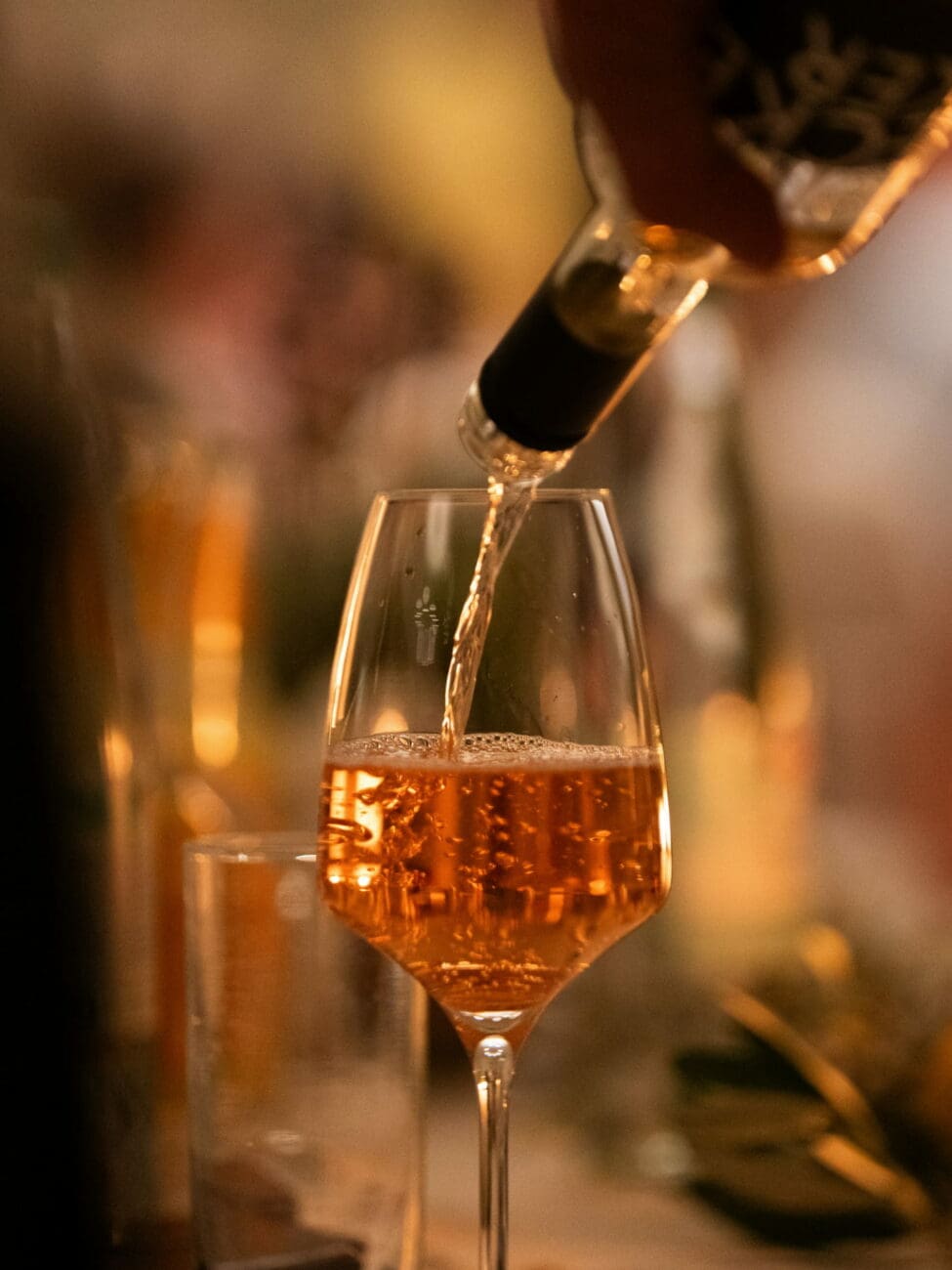 Service d'un verre de vin rosé frais lors d'un dîner de mariage, expertise vins-mariages.net pour le choix des boissons.
