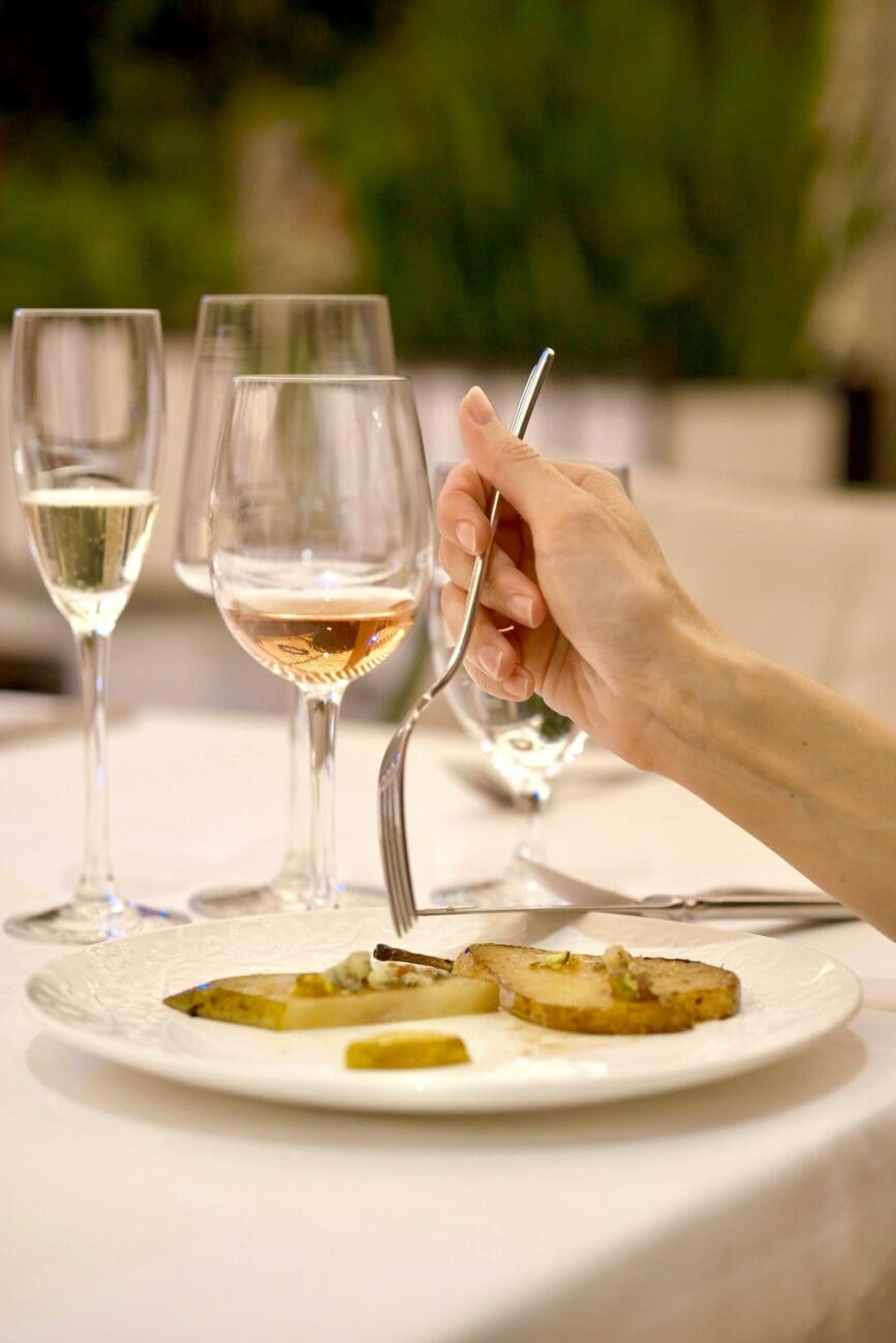 Dégustation d'un plat raffiné accompagné de vins sélectionnés par vins-mariages.net pour un banquet de mariage.